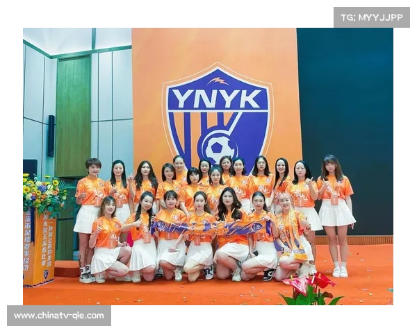 云南玉昆主场赛后球员谢场,球迷标语温情告别 云南玉昆主场赛后球员谢场,球迷标语温情告别